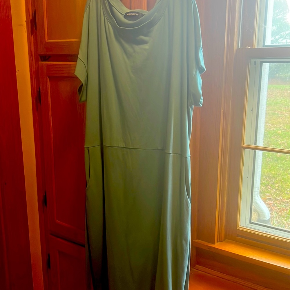 Merokeety summer dress xl with pockets and a tie around the waist.